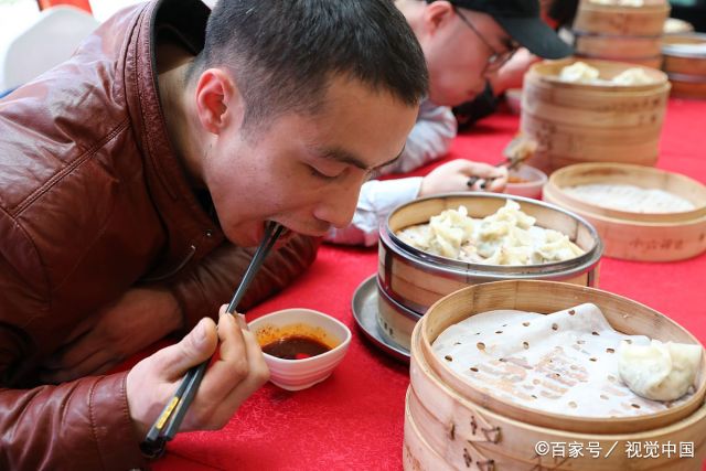 2分钟吃24个汤包被称"大胃王",看过这一道道美食,网友:不服